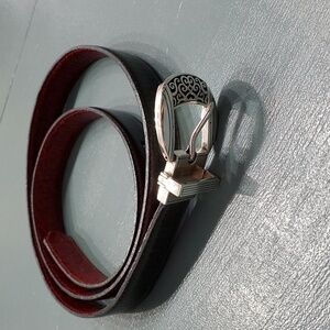 Beautiful reversible belt, silver hardware. One side olive green other red sz 40